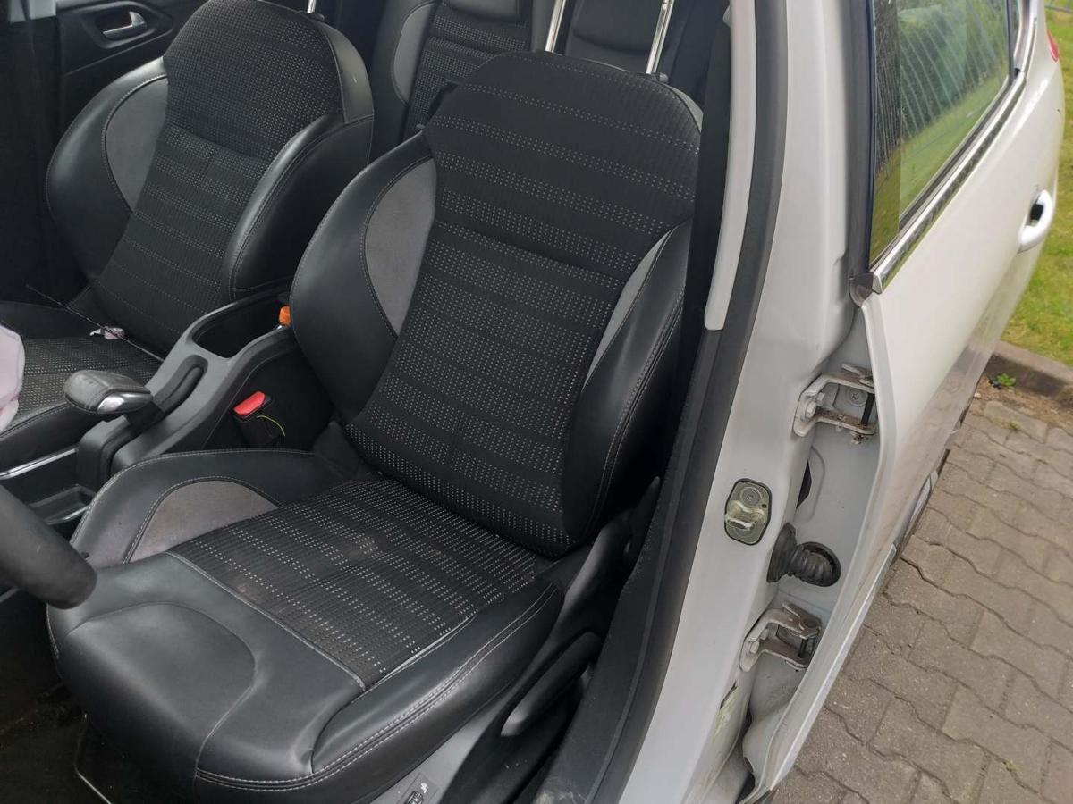 Peugeot 2008 original Sitz vorn links Fahrersitz Teilleder Schwarz manuell verstellbar beheizt Bj.2014